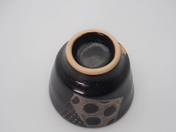 Tou Kobo Houki Black Glaze Circle Guinomi product view 5, optimized from source image without color changes